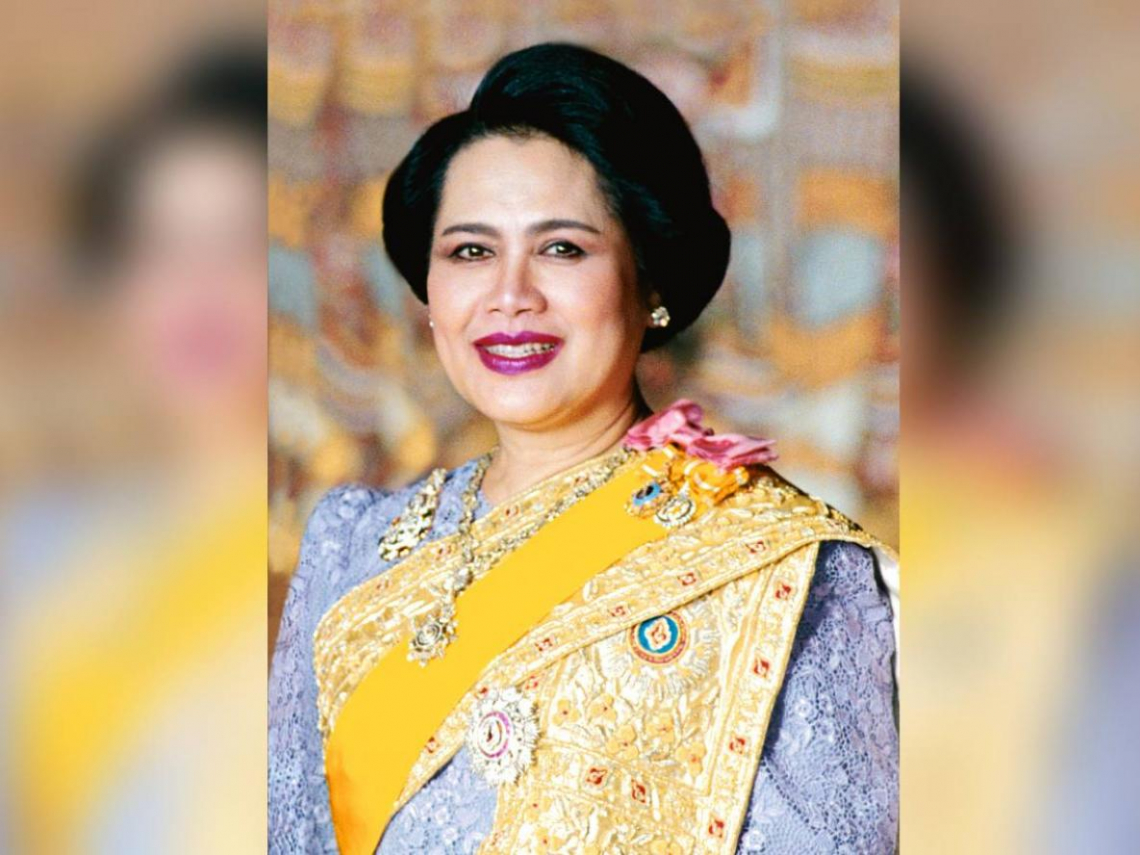 她17歲嫁泰王蒲美蓬，昔曝第一眼「一見就討厭」！泰王太后詩麗吉93歲病逝，時尚魅力曾風靡全球